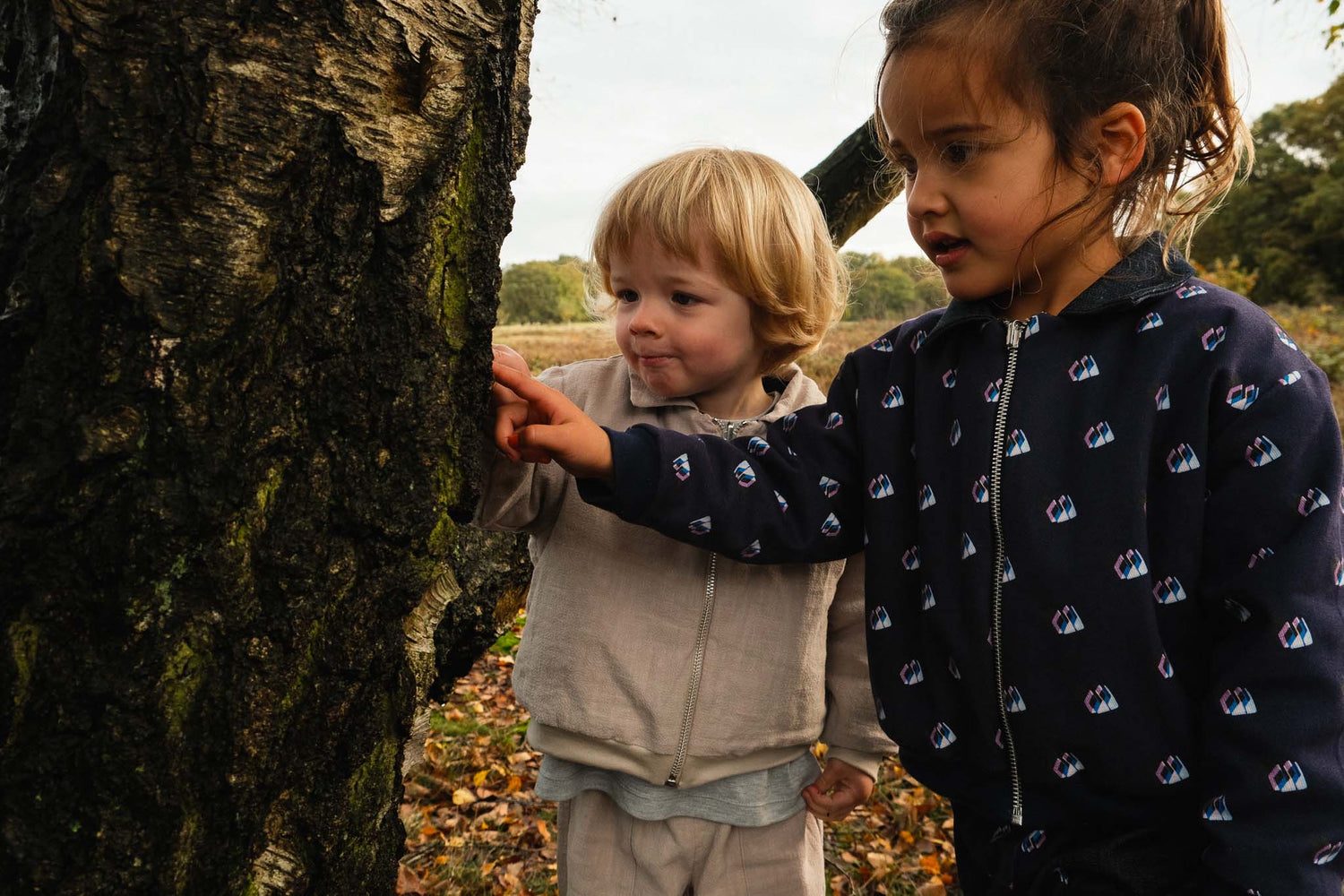 Epilipe, 2 kinderen bij de boom